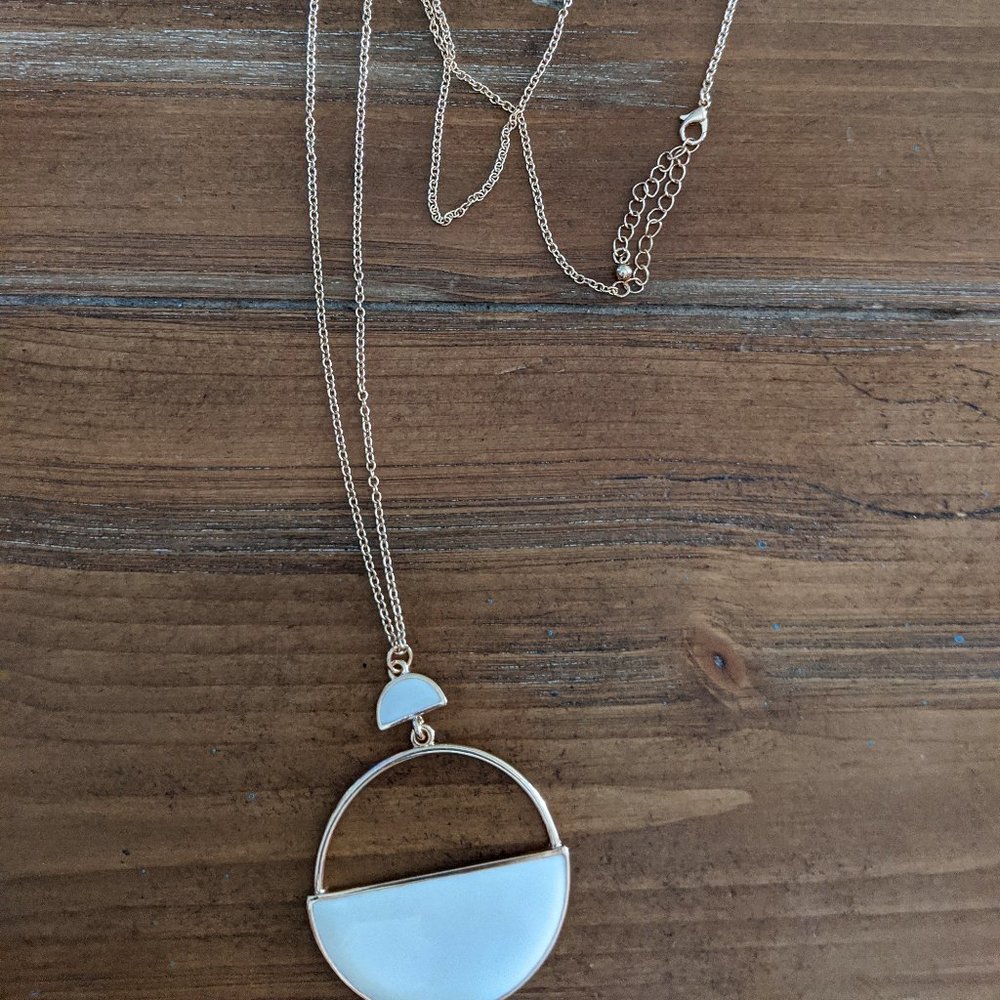 Influence White and Gold Circle Necklace
